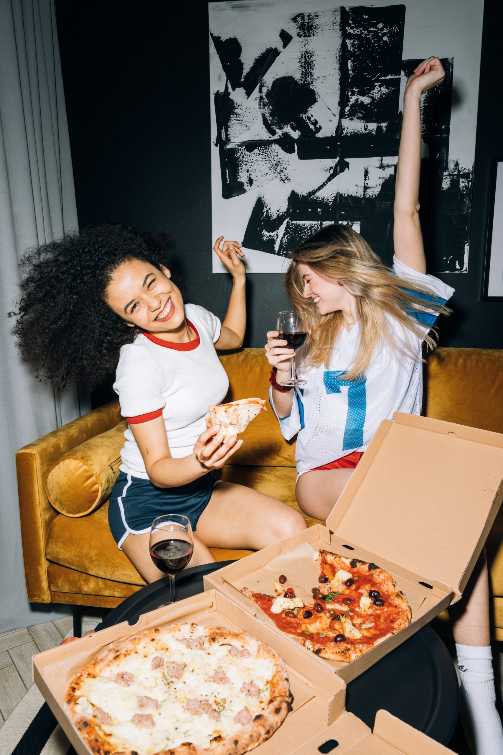 girls trip to vegas eating pizza